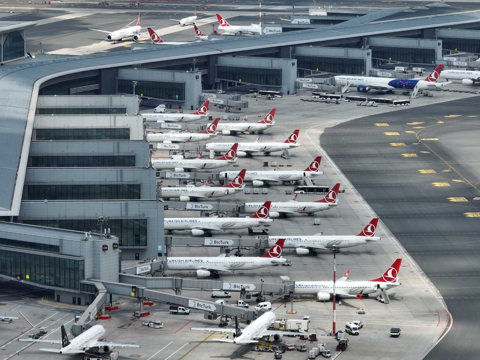 Аерофотознімок літака Turkish Airlines в аеропорту Стамбула