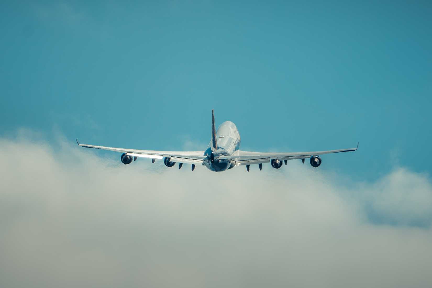 Boeing 747-400 Climbing