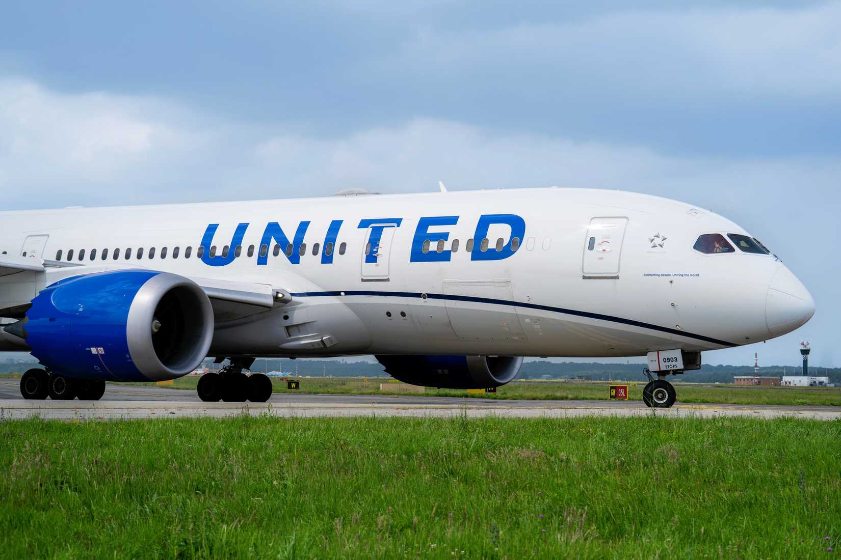 United Airlines Boeing 787-8 taxiing at Milan