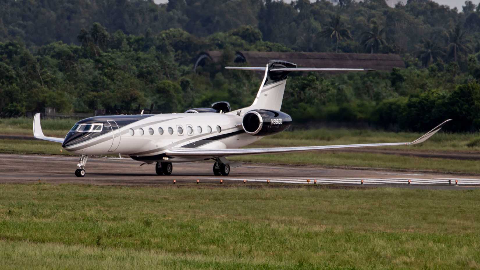 Gulfstream G700 Taxiing