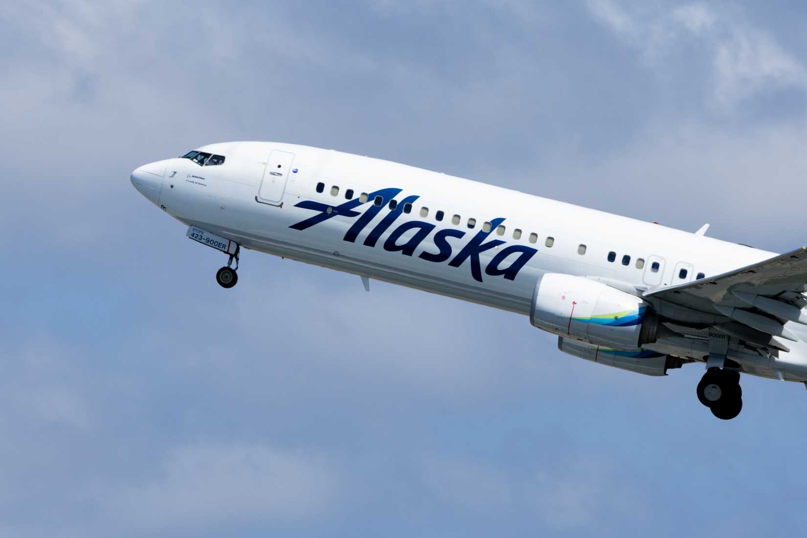 Alaska Airlines Boeing 737-900ER flying