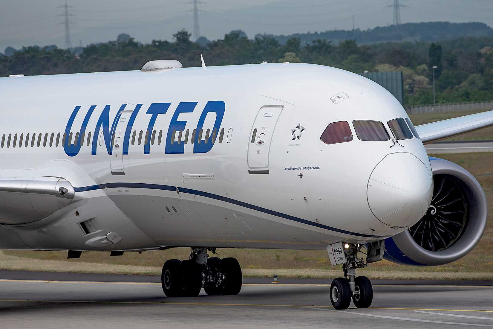 United Airlines Boeing 787-9 Taxiing