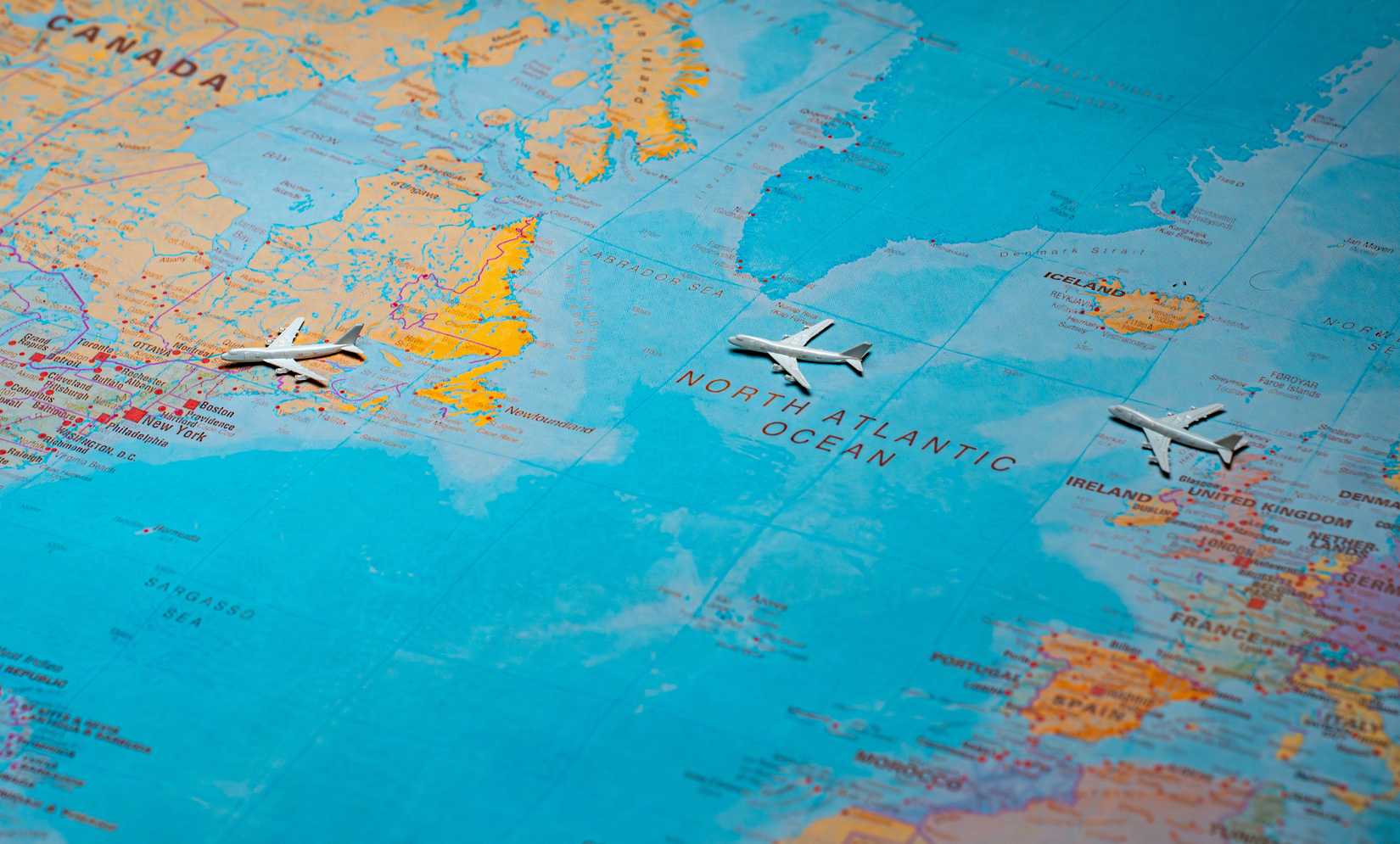 Transatlantic flights between Europe and North America on world map.