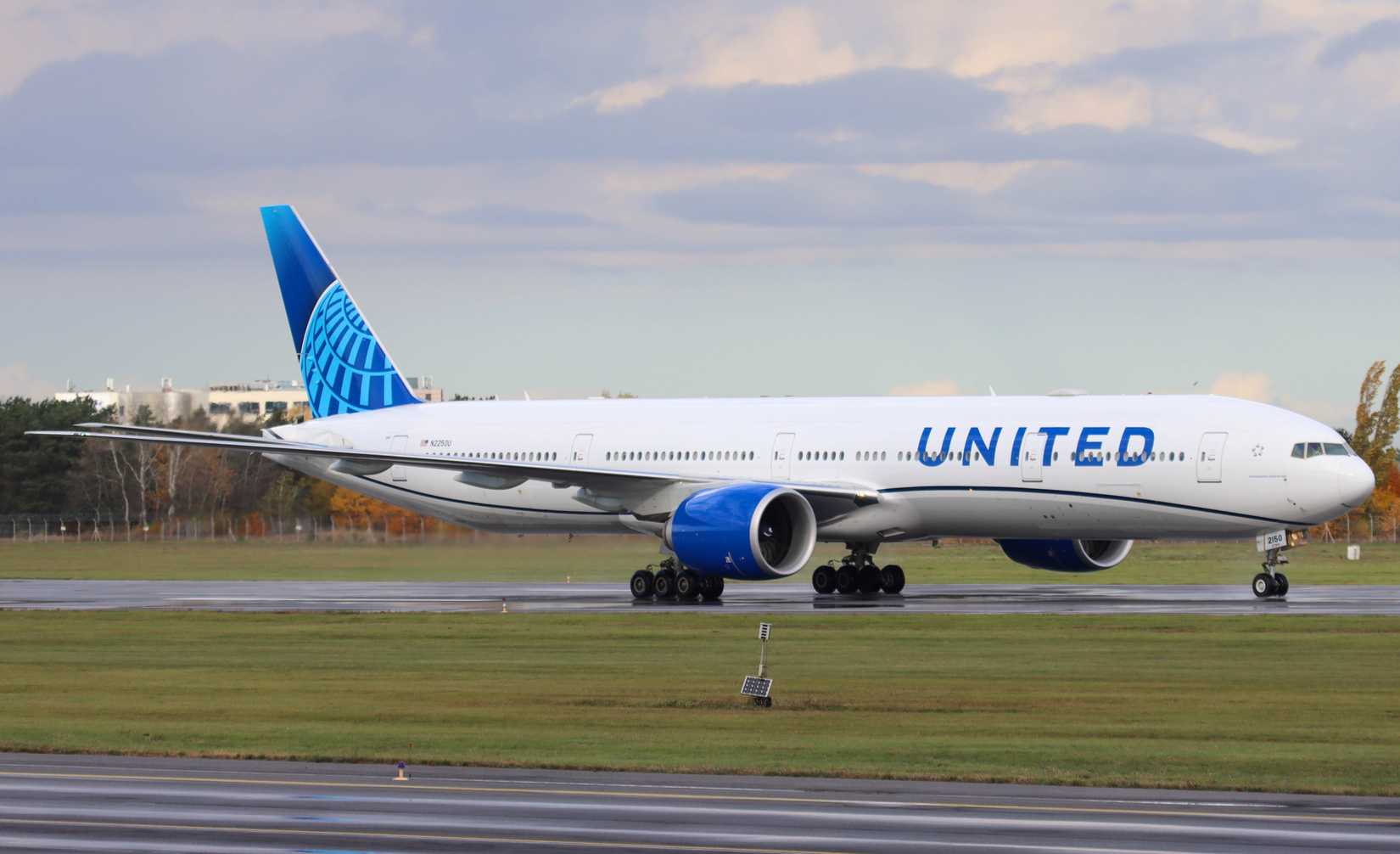United Airlines Boeing 777-300ER Taxiing