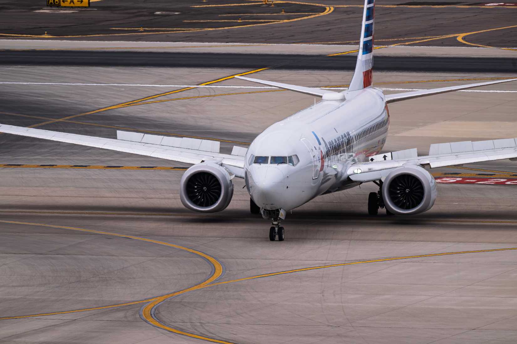 American Airlines Boeing 737 MAX 8 Slowng Down
