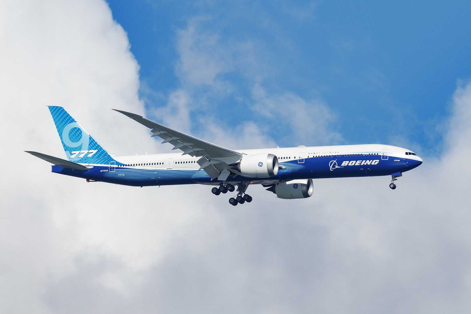 Boeing 777-9 on approach