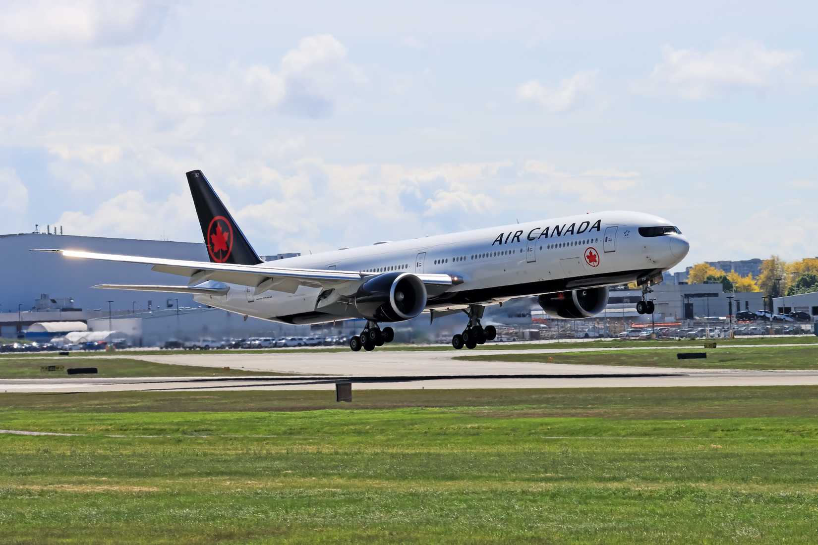 Air Canada Boeing 777-300ER Landing