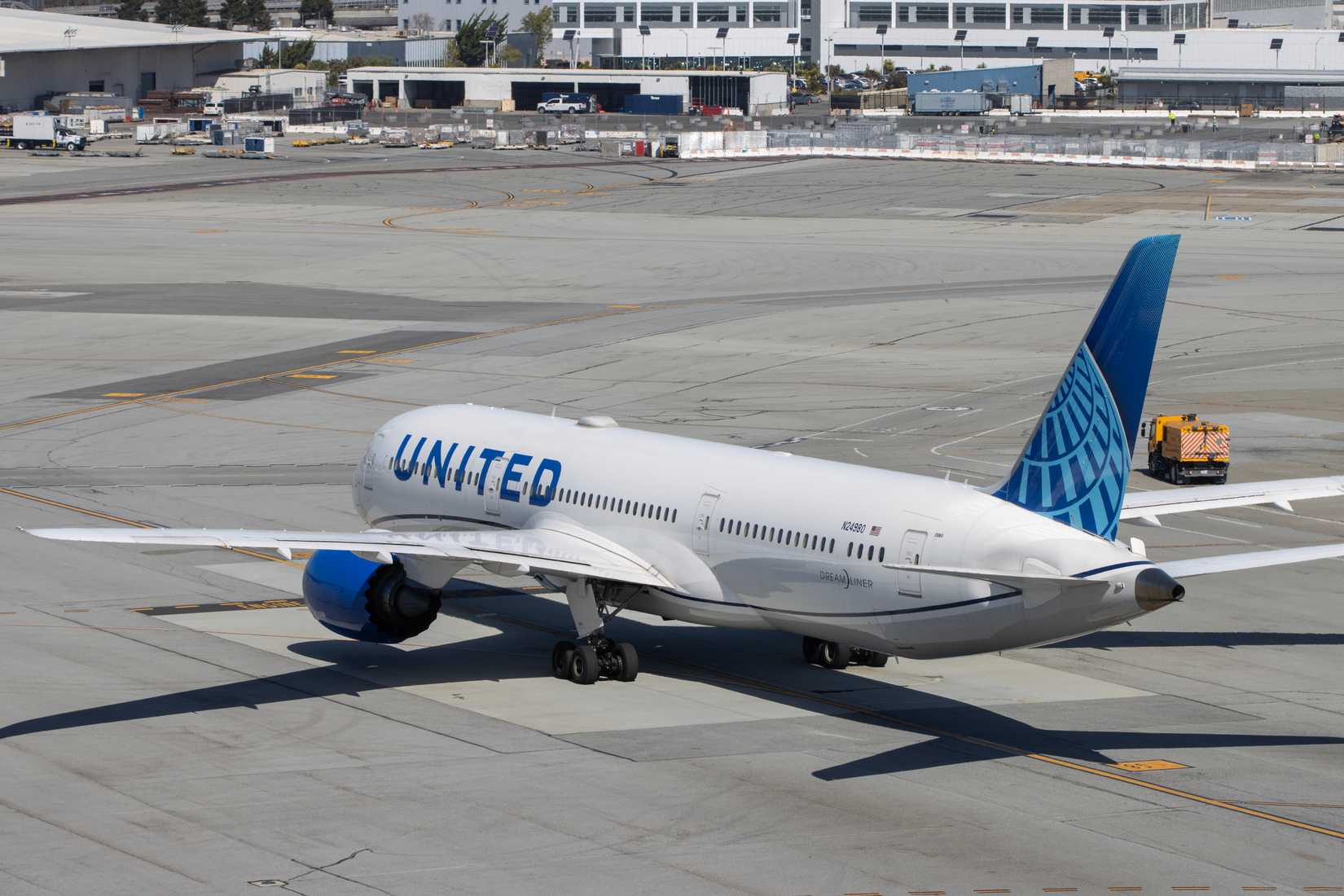 United Airlines Boeing 787-9 Taxiing