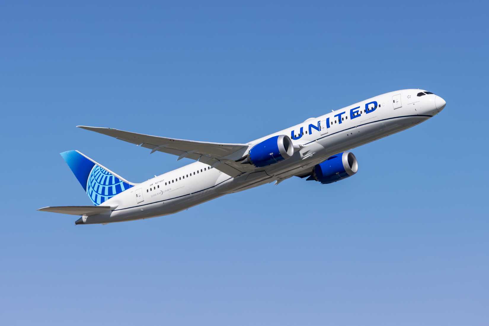 United Airlines Boeing 787-9 Climbing
