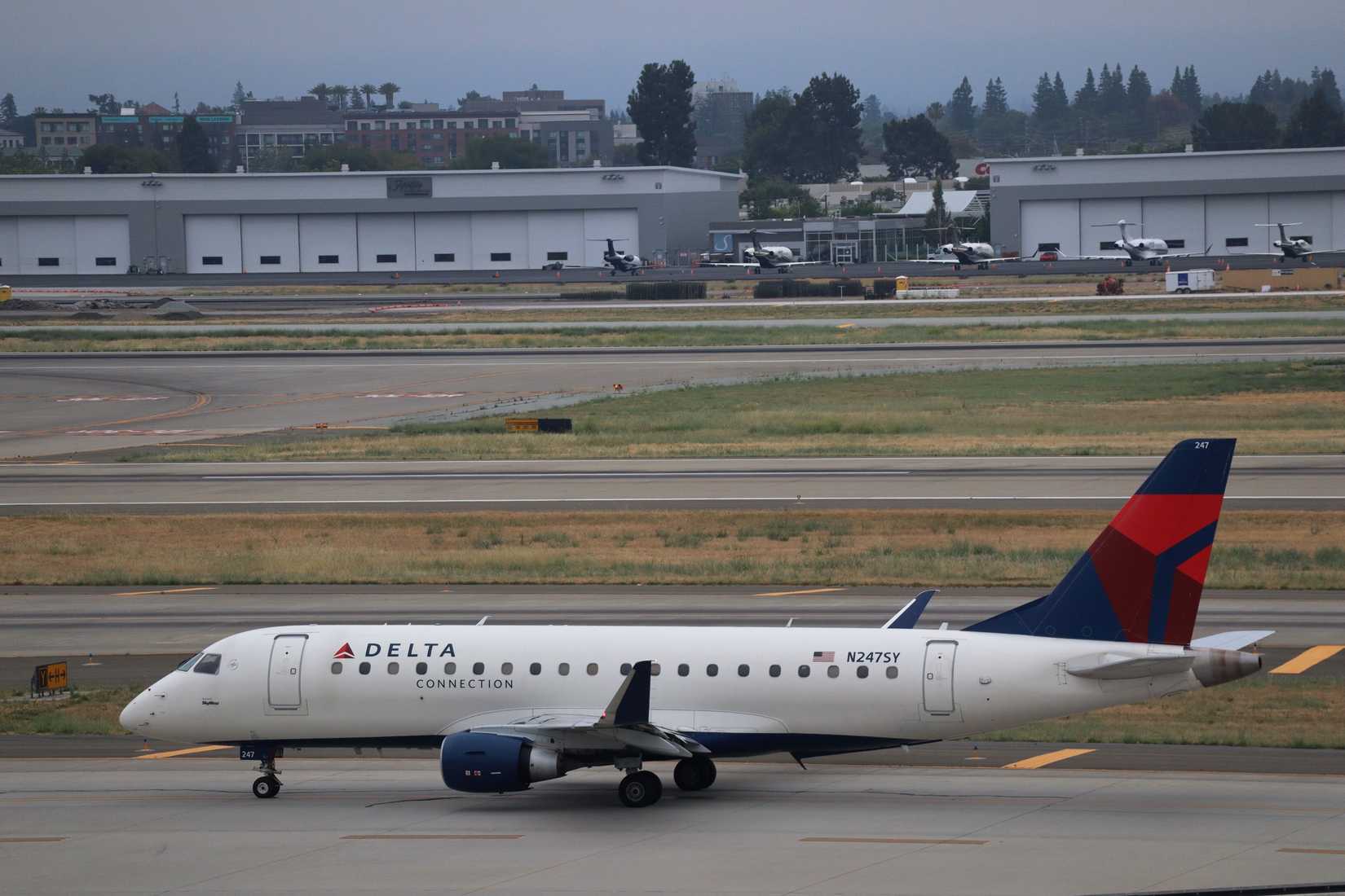 Delta Connection Embraer E175 taxiing 