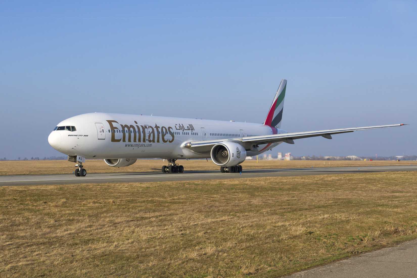 Emirates 777 Taxiing