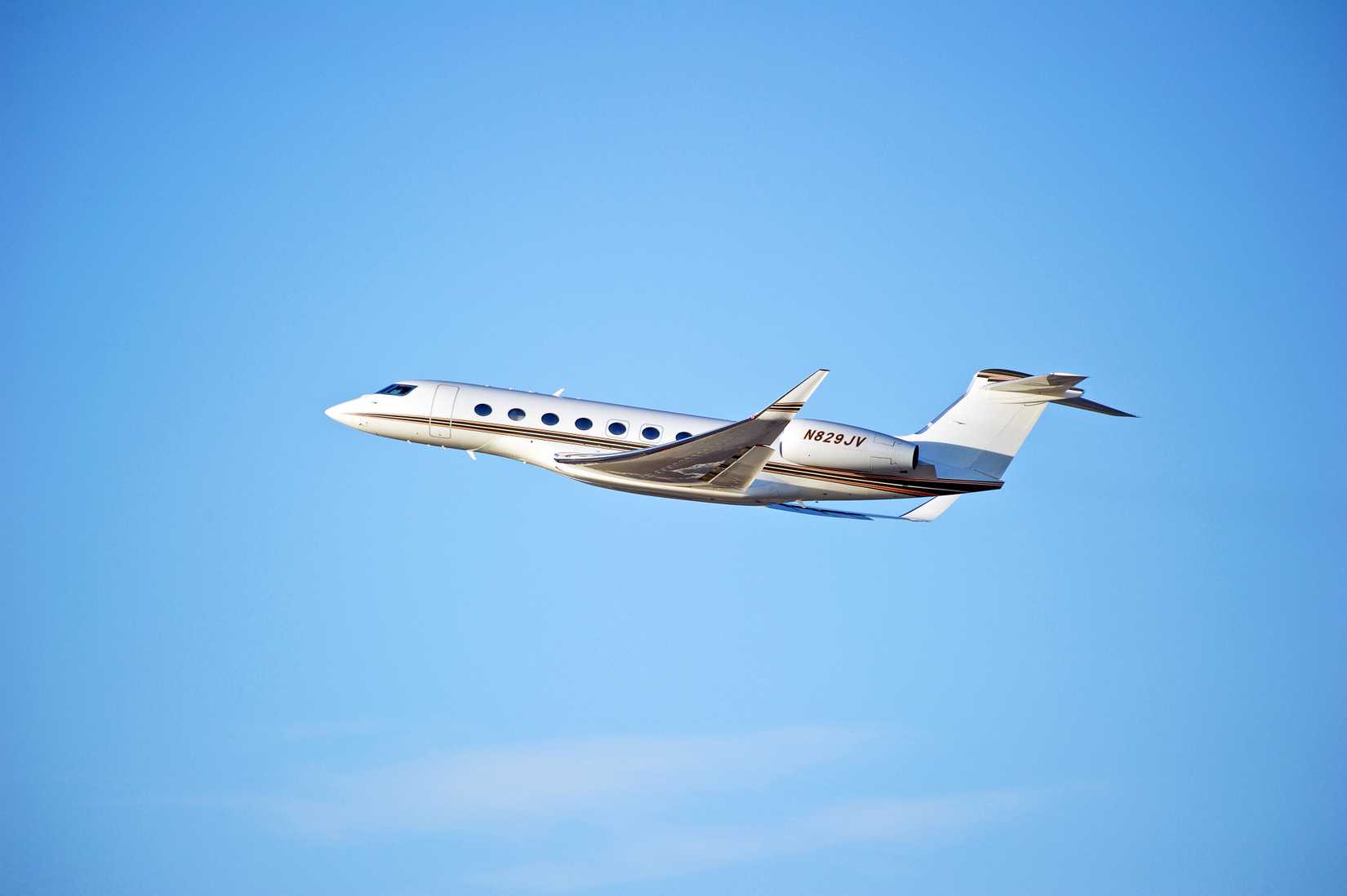 A Gulfstream G650 climbing to high altitude over Los Angeles