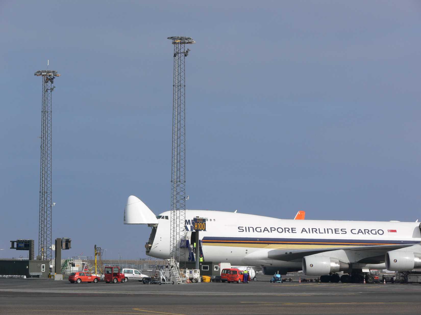 SIA_Cargo_747_loading