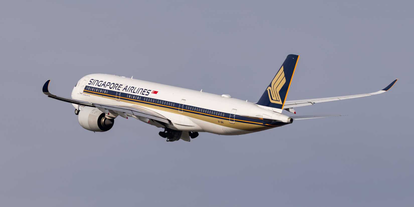 Singapore Airlines A350-900 leaving Barcelona BearFotos