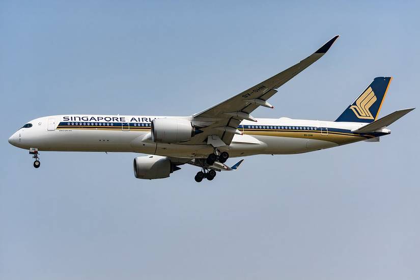 Singapore Airlines A350-900 on final approach
