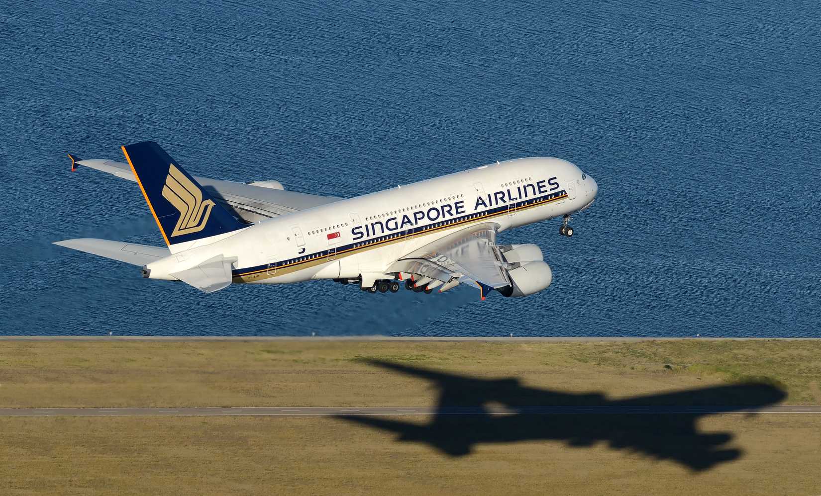 Singapore_Airlines_Airbus_A380_at_Sydney_Airport_room_added