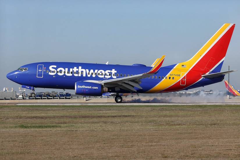 Southwest 737-700 landing in Austin