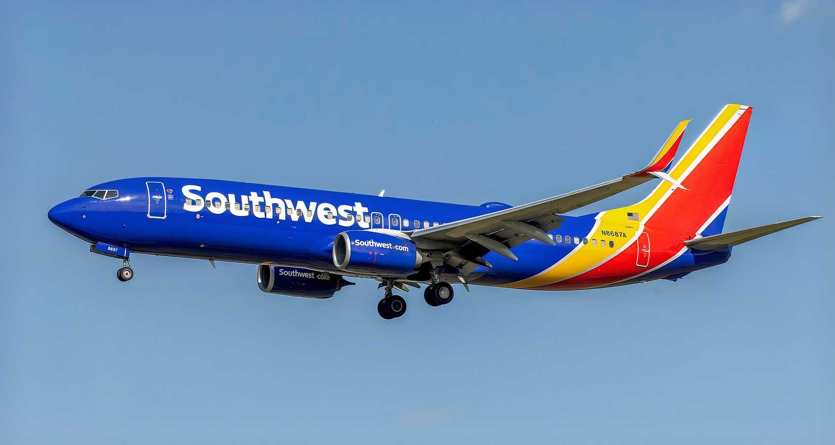 Southwest 737-800 on short final