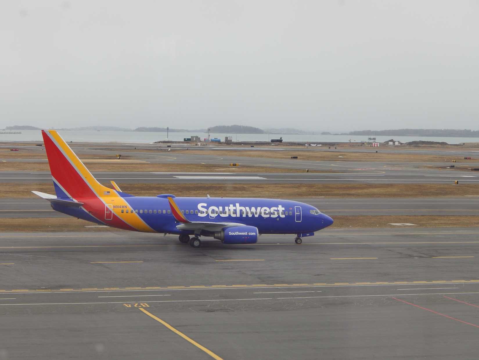 Southwest_737-700_N914WN_at_BOS_(33657655521)
