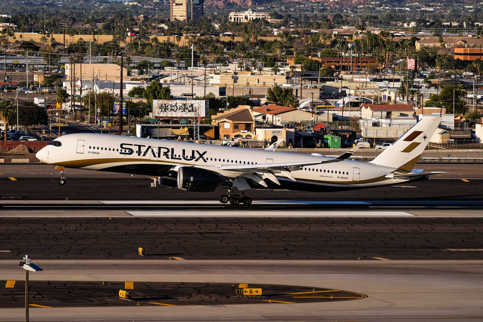 Starlux Airlines A350-900 Phoenix Robin Guess