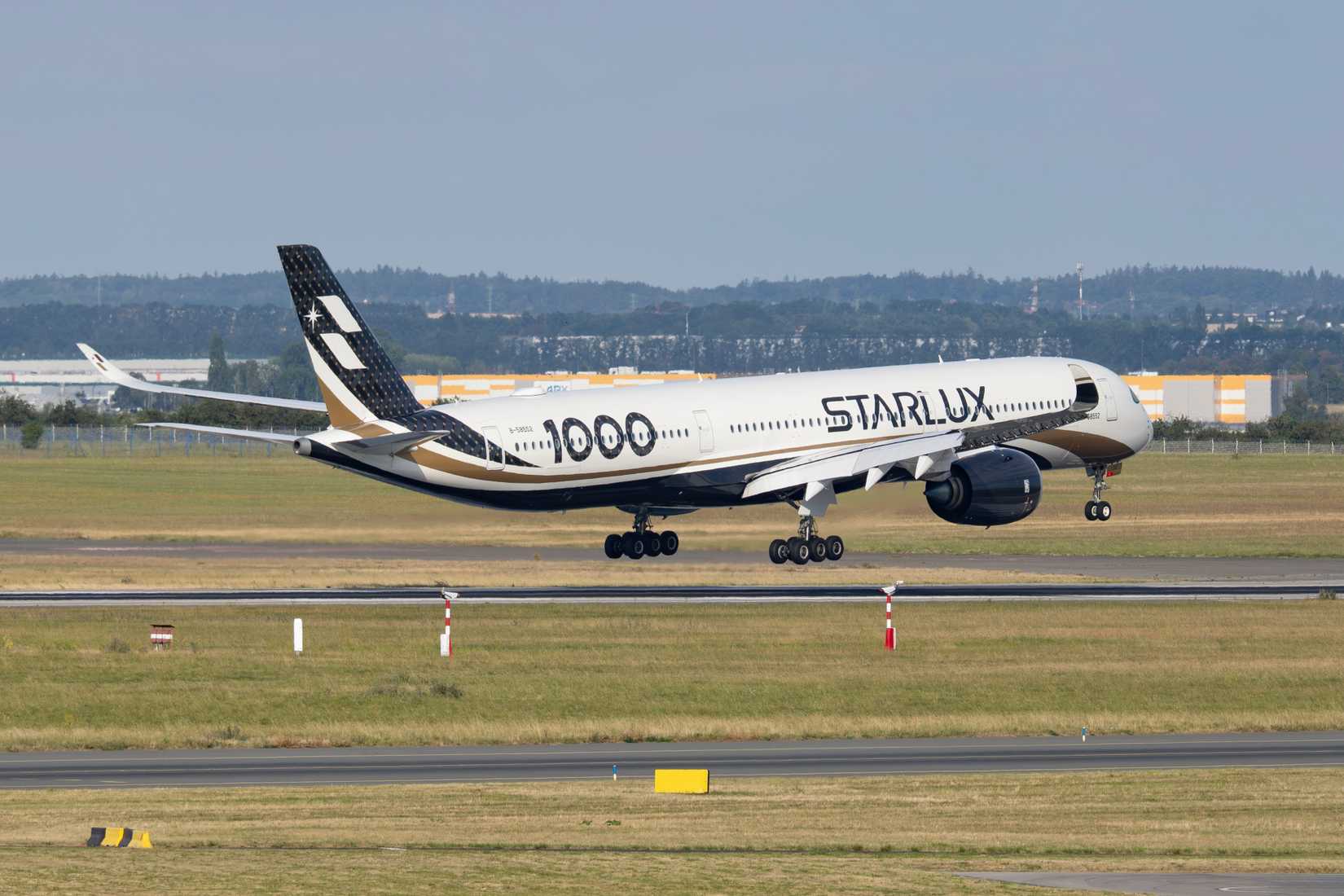 STARLUX Airlines Airbus A350-1041 B-58552 in distinctive A350-1000 kamilpetran