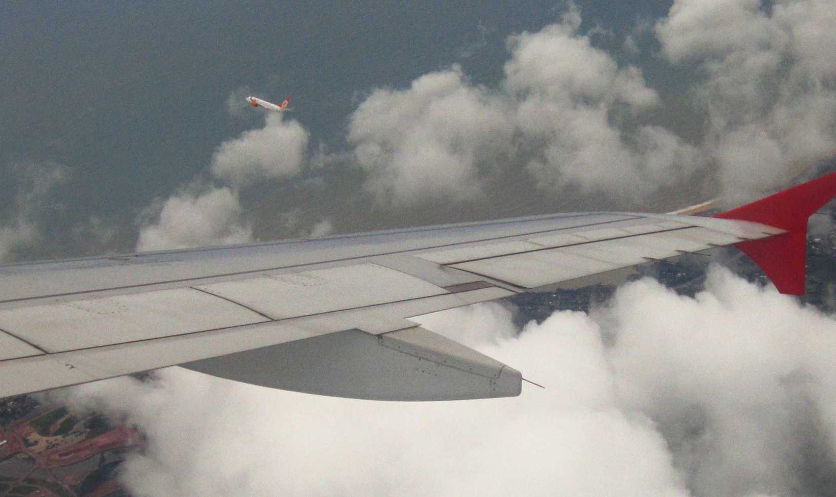 TAM_Airbus_320_and_Gol_Airlines_Boeing_737_in_holding_pattern_over_Vitoria,_ES,_Brazil
