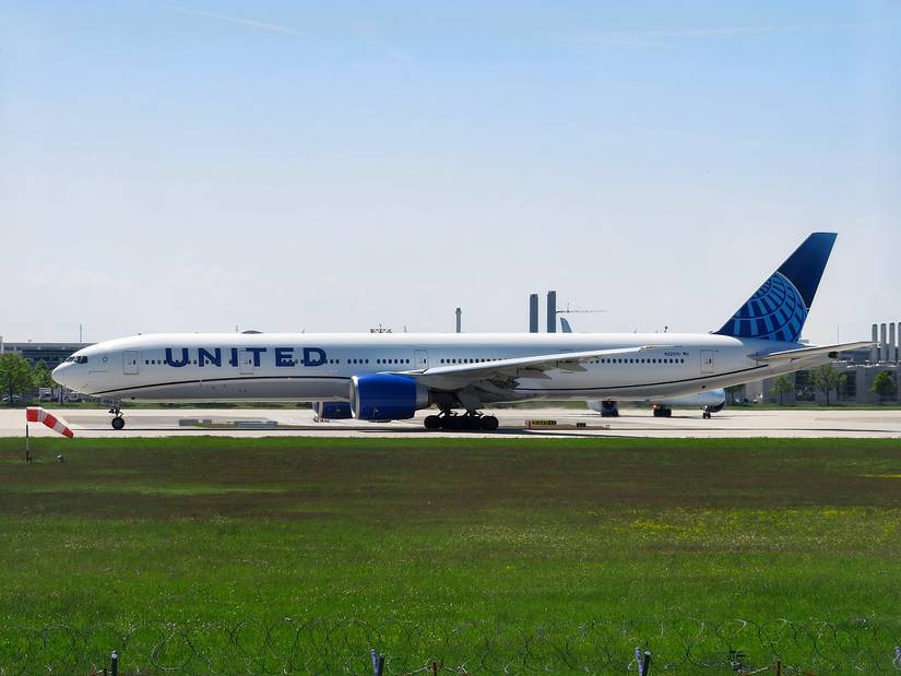 United 777-300ER taxiing