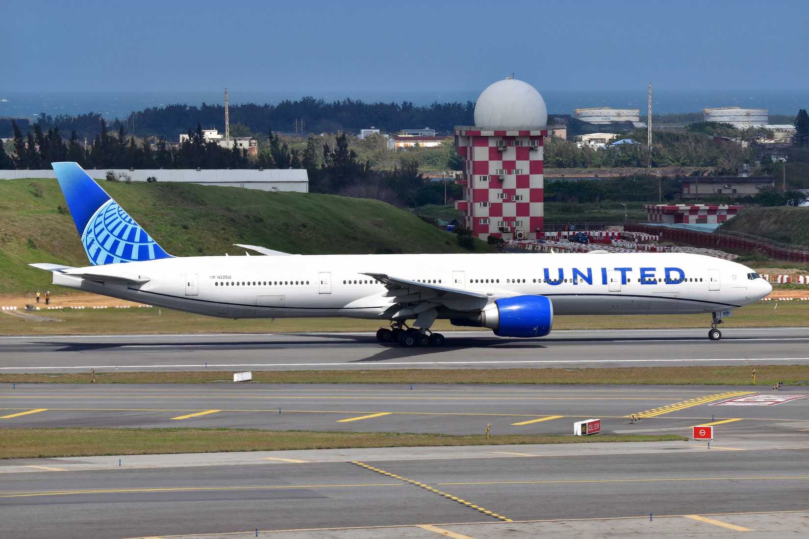 United Airlines 777-300ER taxiing