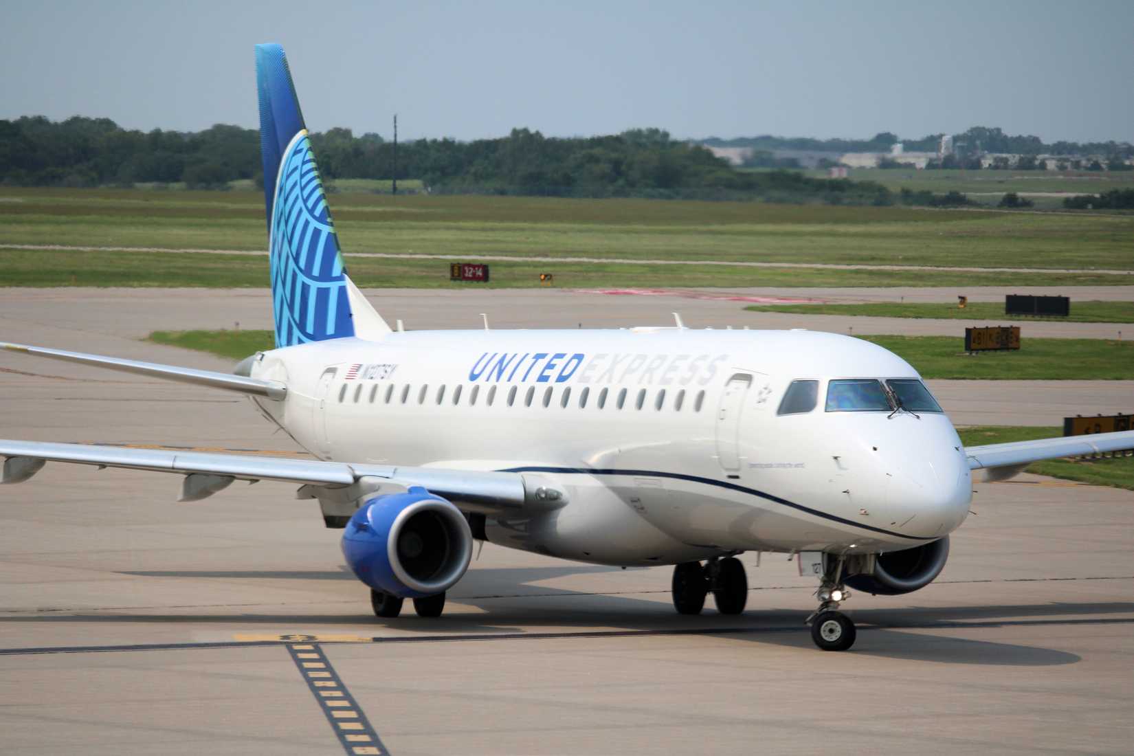 United Airlines at Wichita photojohn830