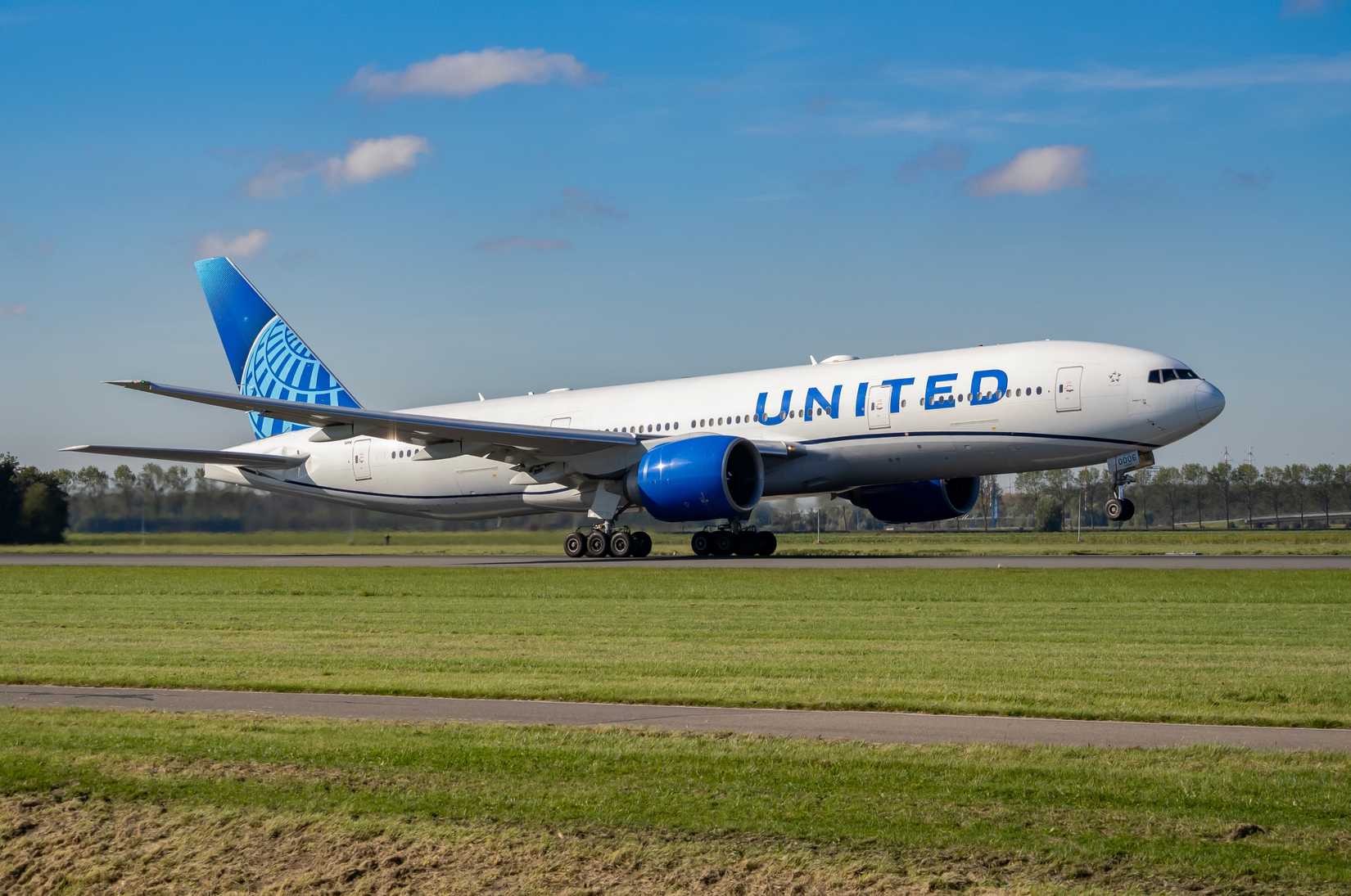 United Airlines Boeing 777-200ER kamilpetran