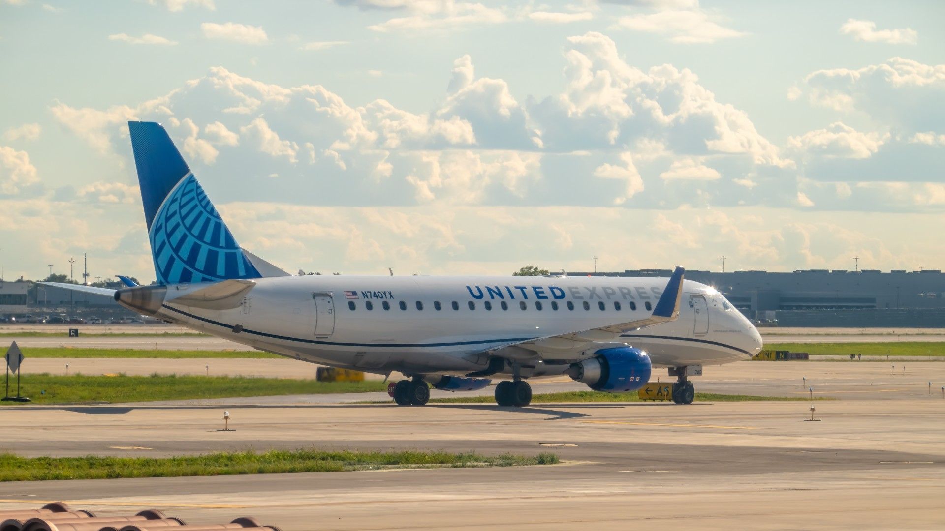 United Jet With 72 Aboard Declares Emergency As Windshield Shatters, Glass Falls Into Cockpit