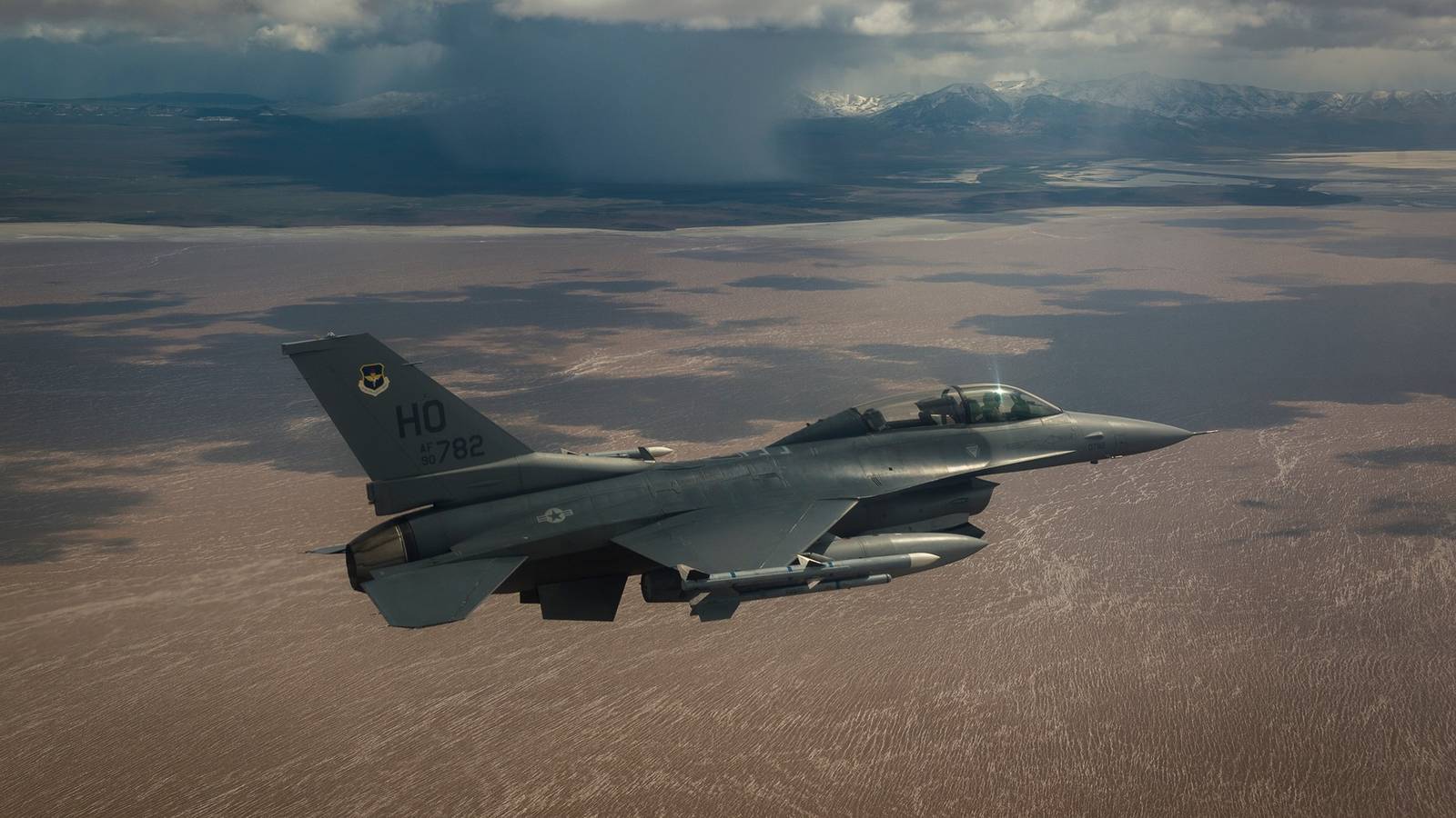 F-16 intercepta Cessna silencioso próximo a clube de Trump em Bedminster