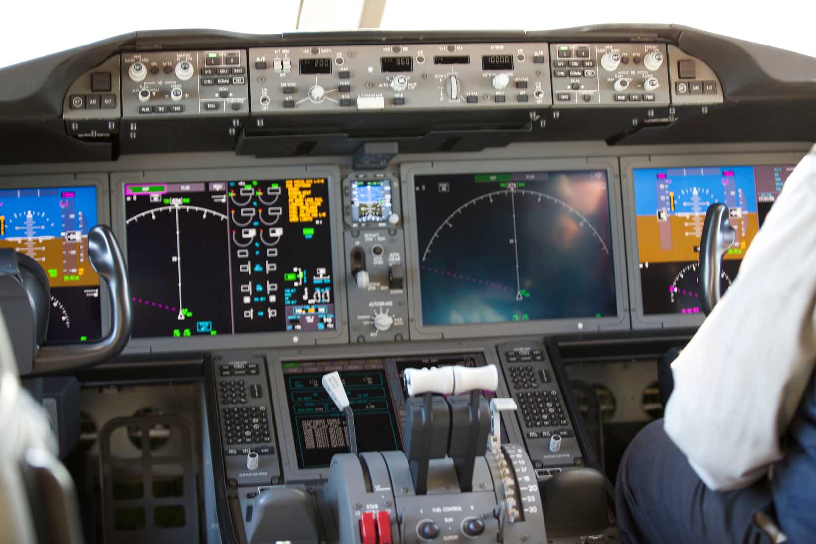 United_787_cockpit_panel_KSEA_AVGeek_(18760994951)