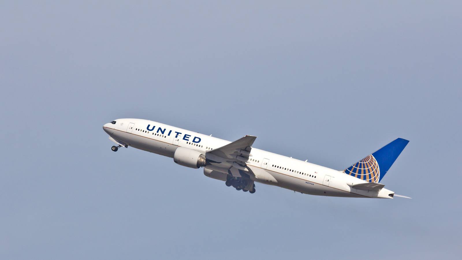 Passageira Russa Bêbada Tenta Abrir Porta em Voo e Ataca Aeromoça da United