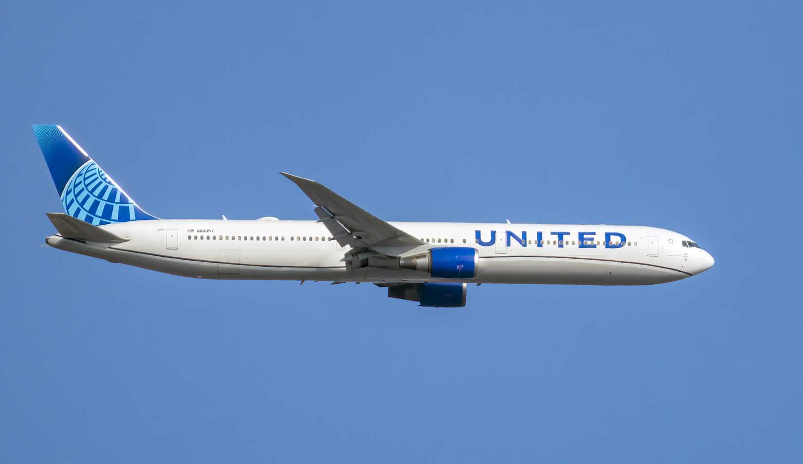 United_Boeing_767-400ER_N66057_MD2