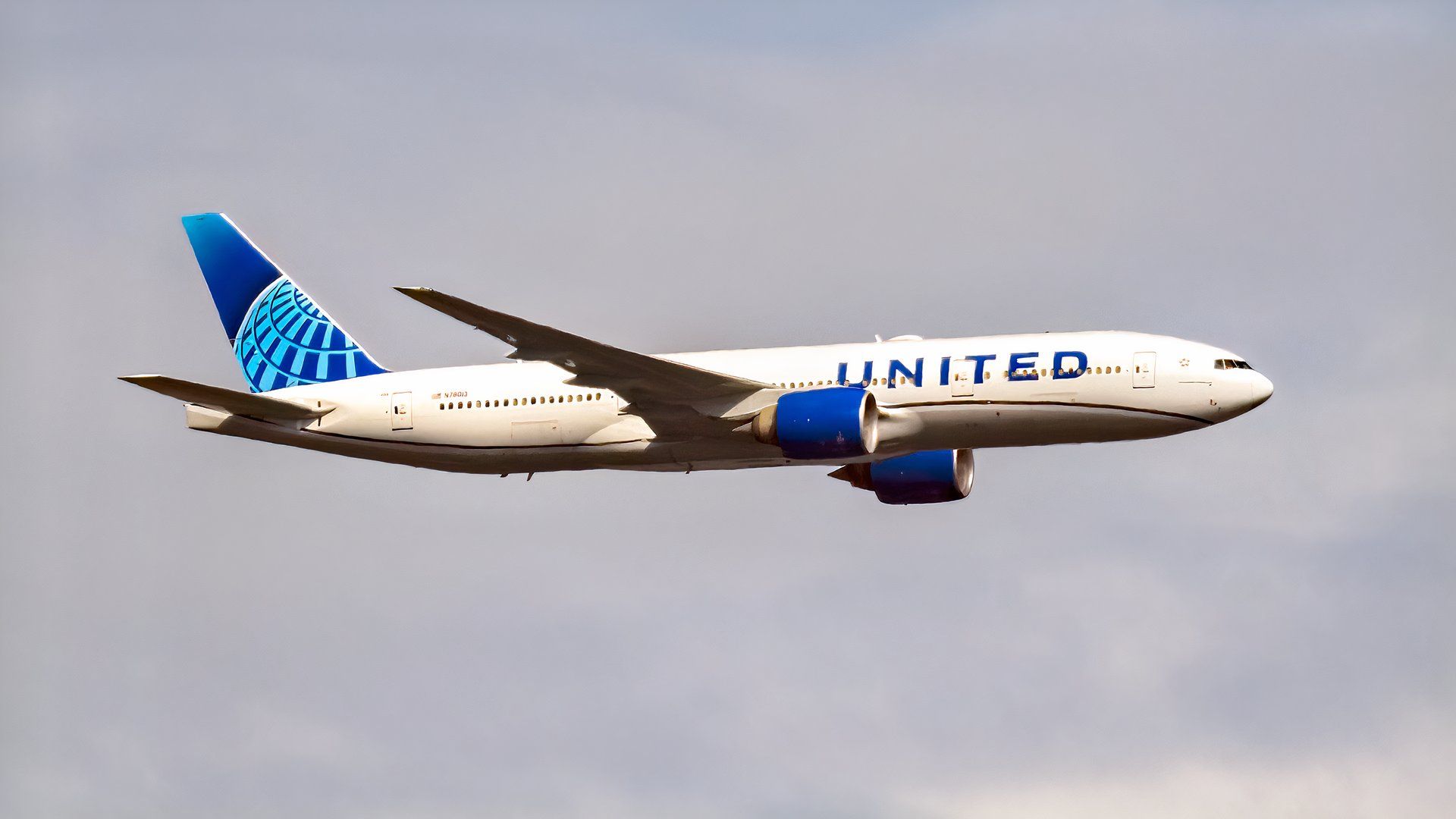 United Airlines Boeing 777-224ER