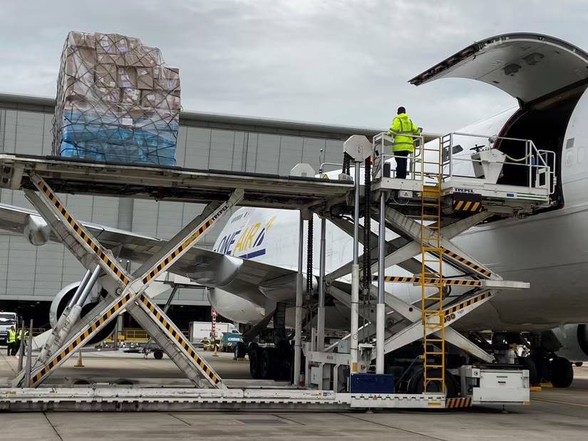 unloading-one-air-s-first-commercial-flight-at-london-heathrow