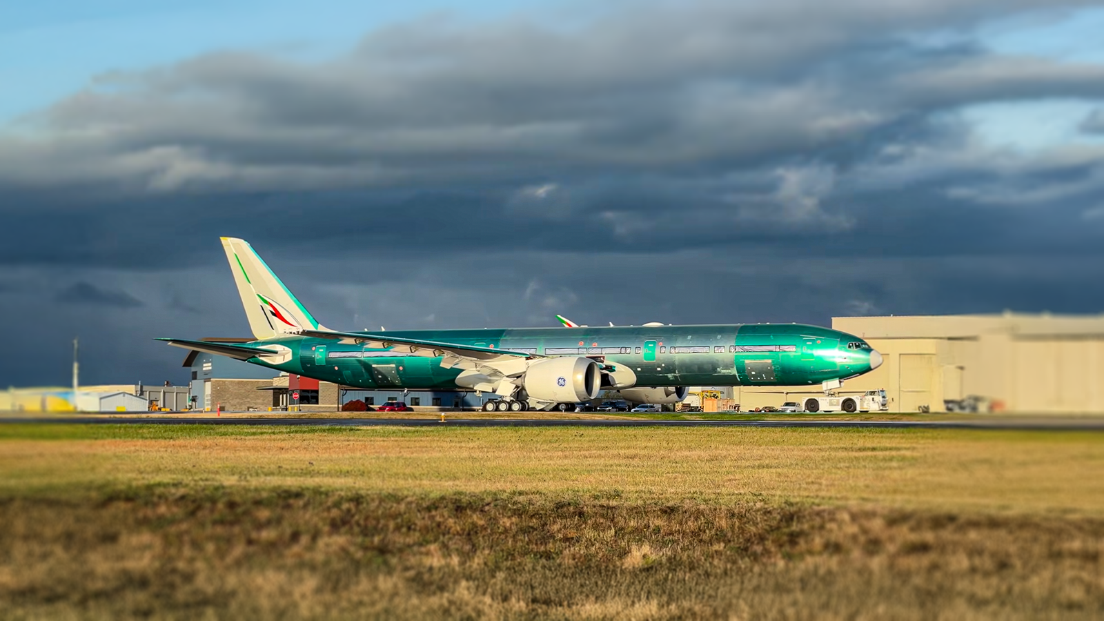 Primeiro Boeing 777-9 da Emirates Revelado em Everett: Rumo à Pintura