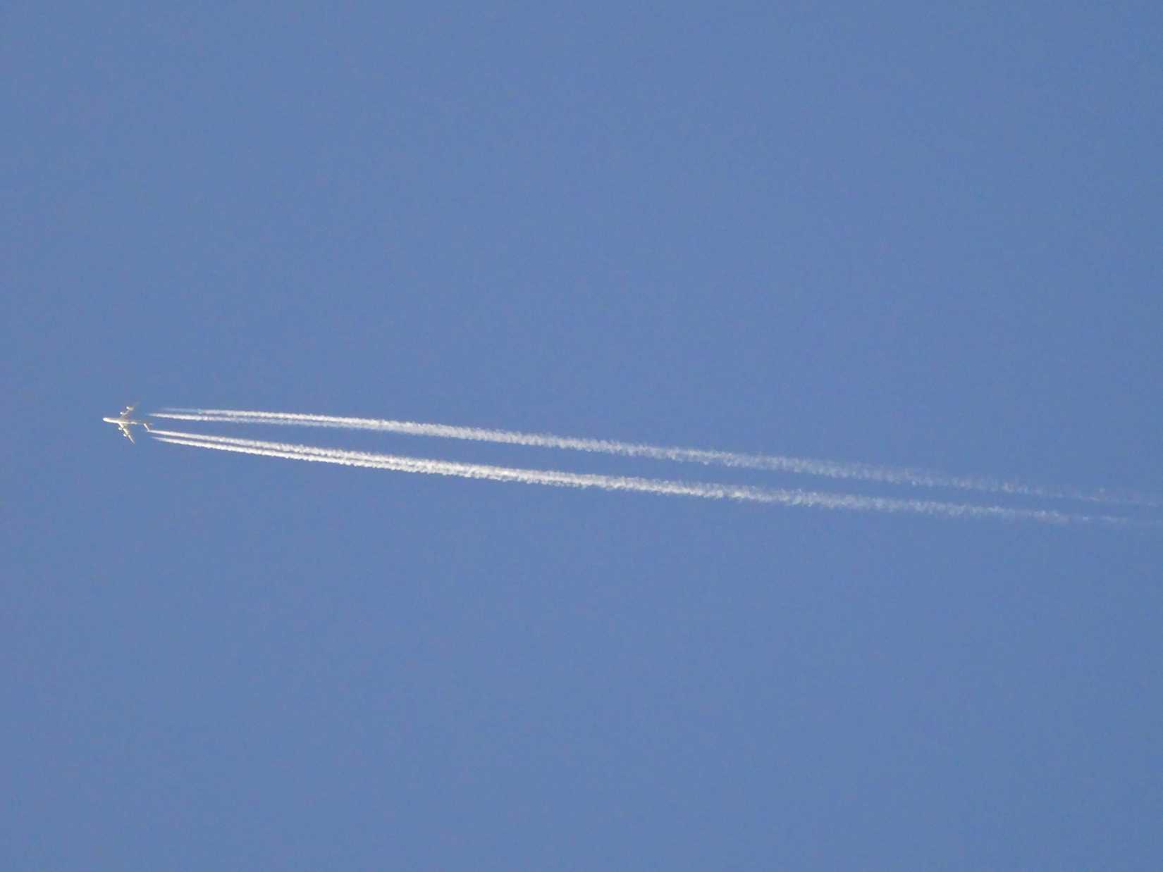 Vapor_trail_in_the_sky_-_8