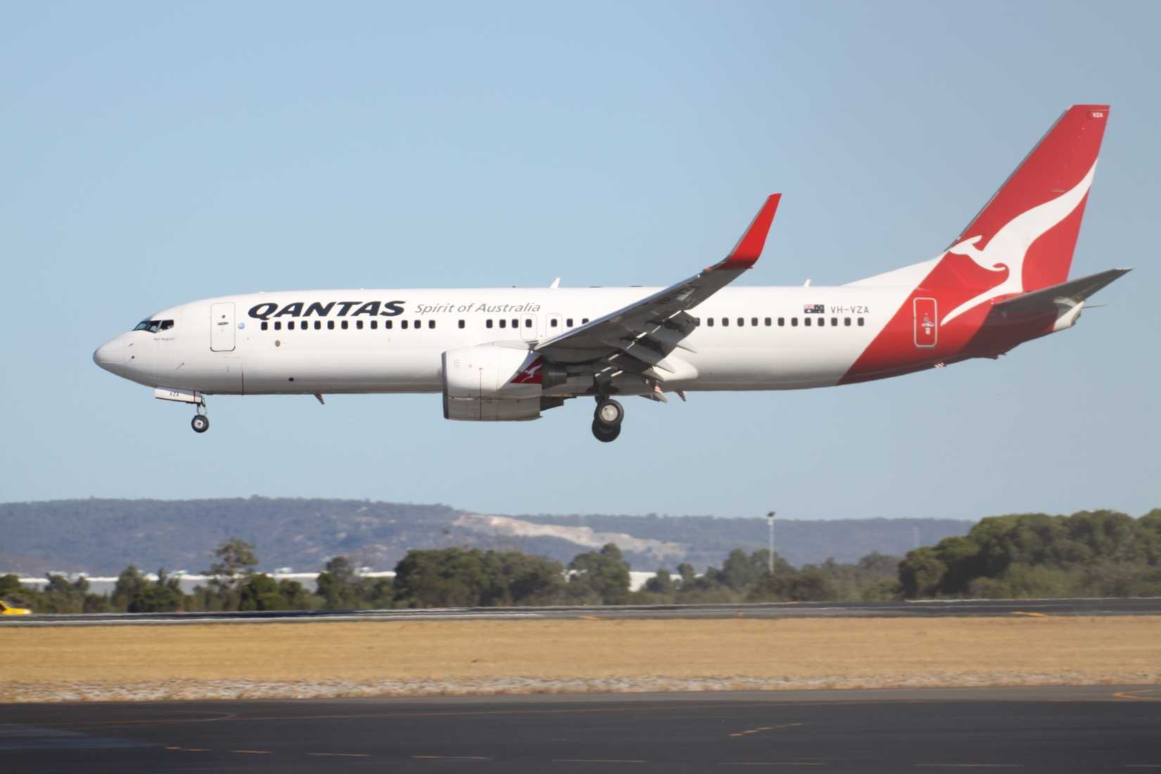 VH-VZA_Boeing_737_Qantas_(7170059717)