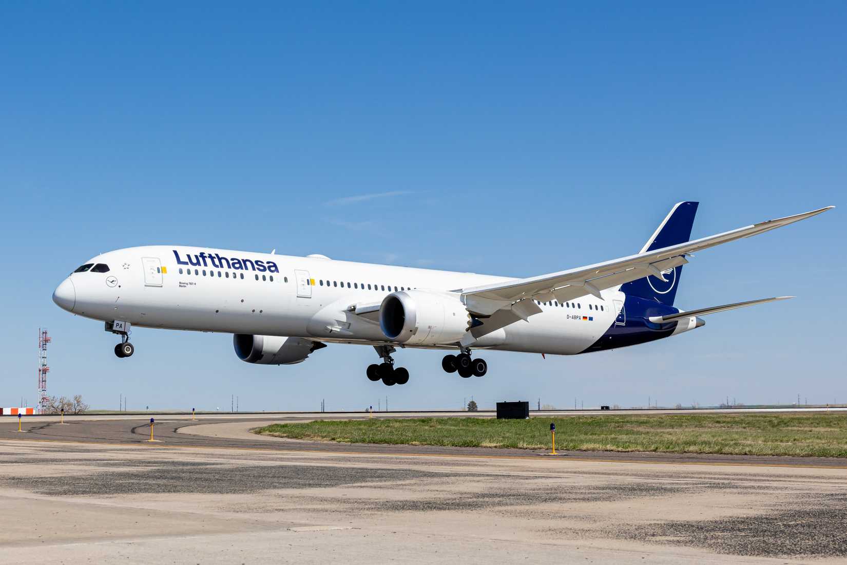 Lufthansa Boeing 787-9 landing in Denver