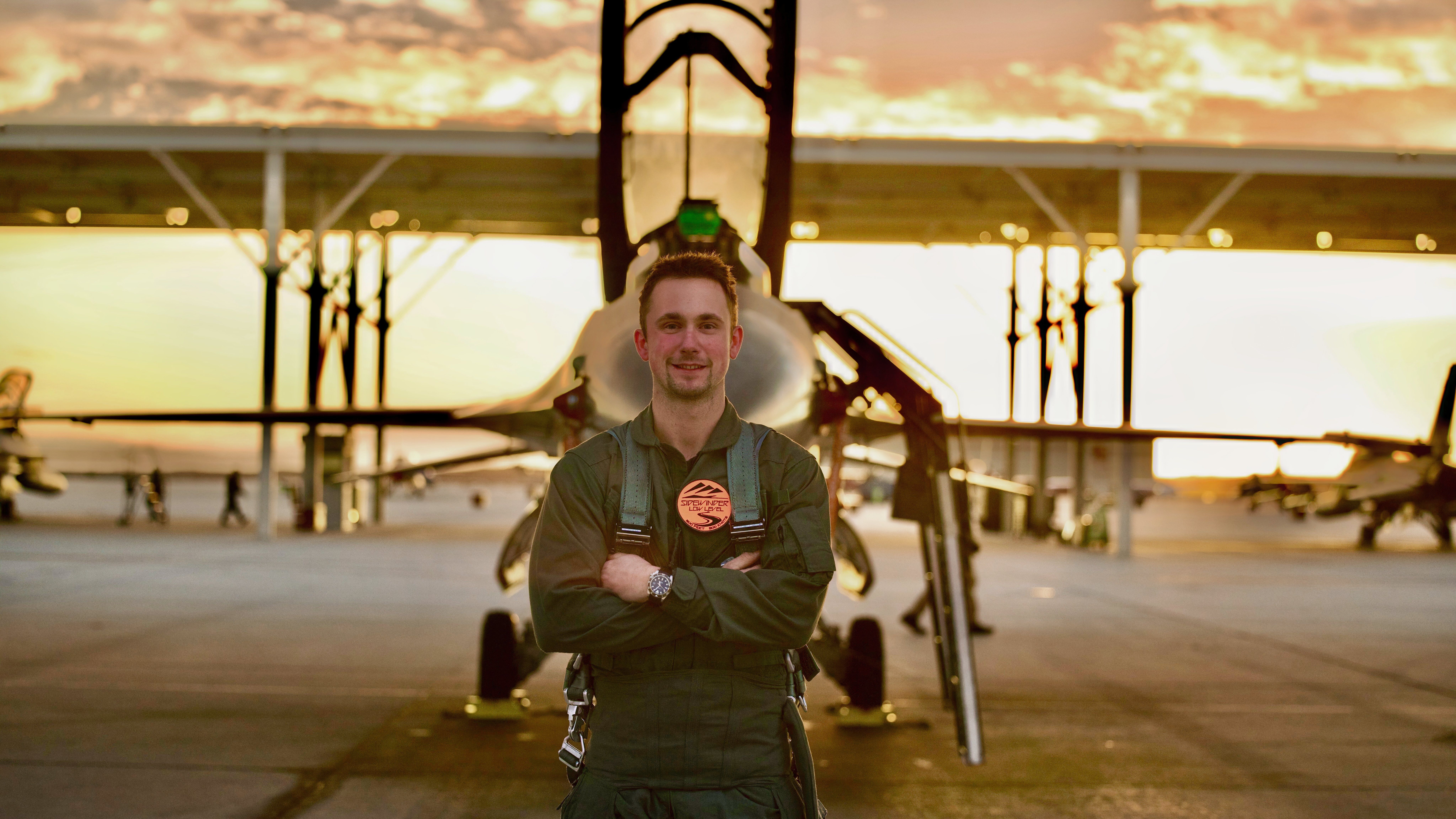 Mach 1.58 & 9G: How This British YouTuber Flew A US Air Force F-16