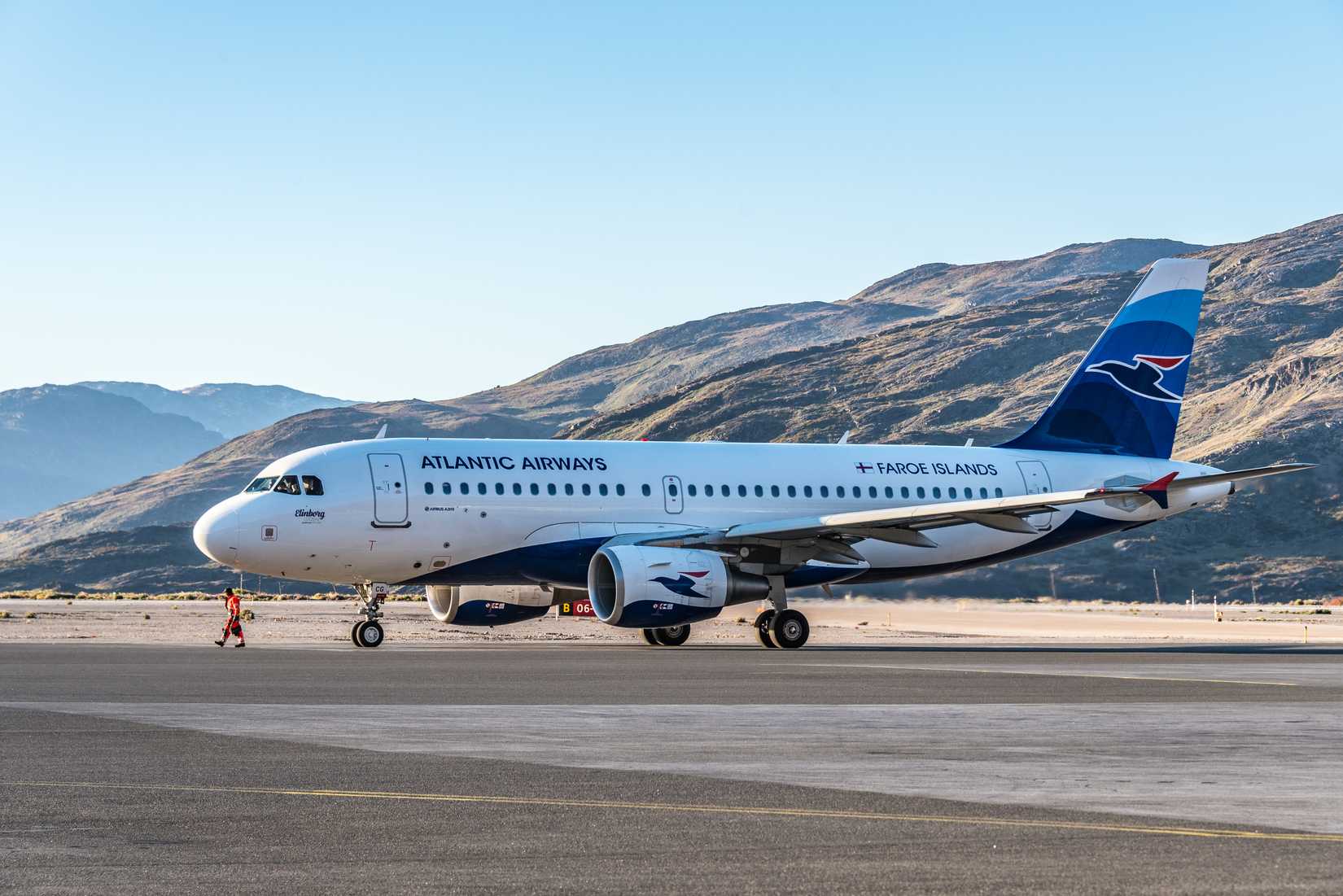 2017-09-12_Atlantic_Airways_(Faroe_Islands)_Airbus_A319_aircraft_(OY-RCG)_at_Narsarsuaq,_Greenland