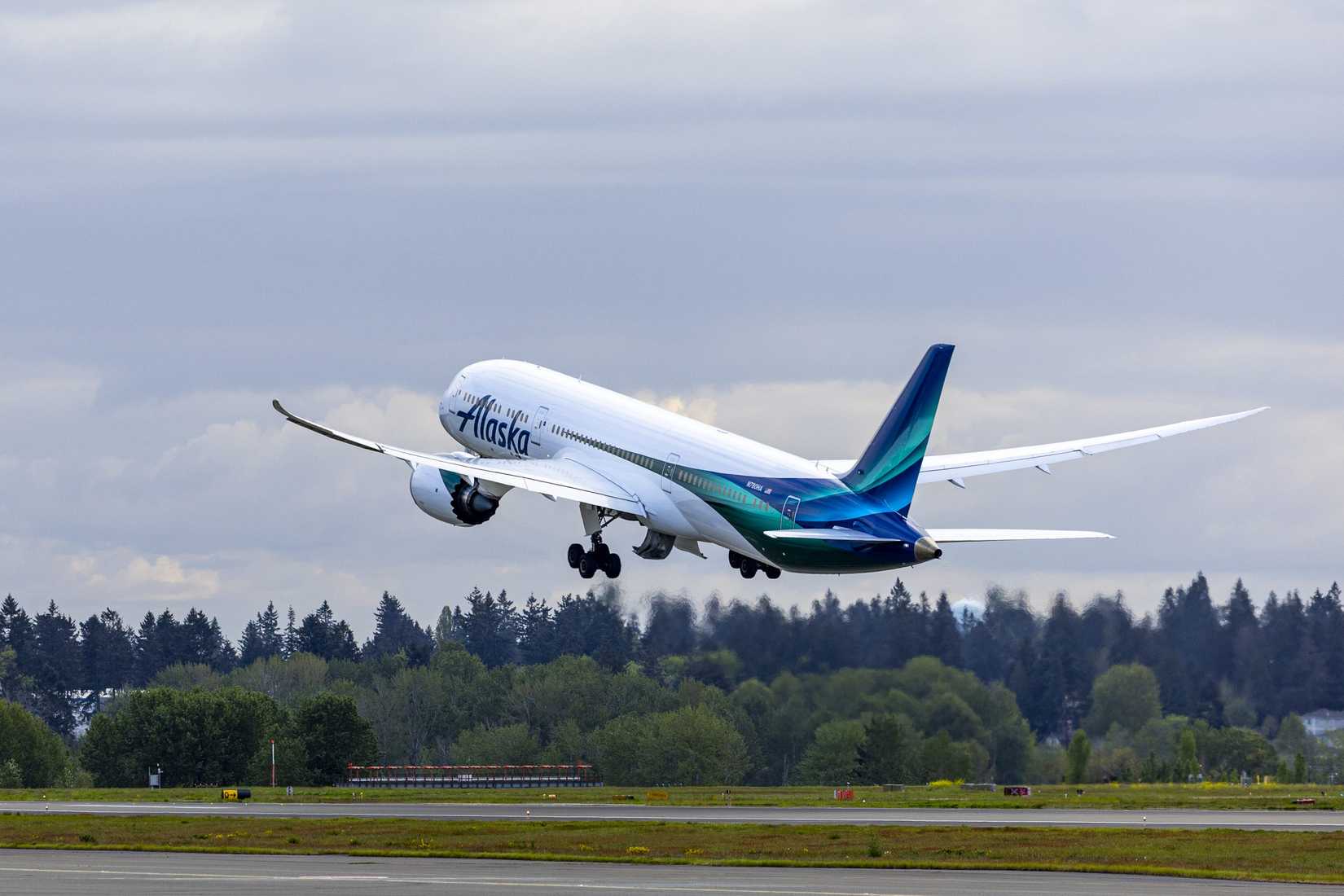 Alaska Boeing 787 Departing