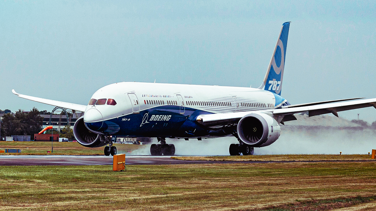 Boeing delivered 71 widebodies in H1 2026, outpacing Airbus's 35