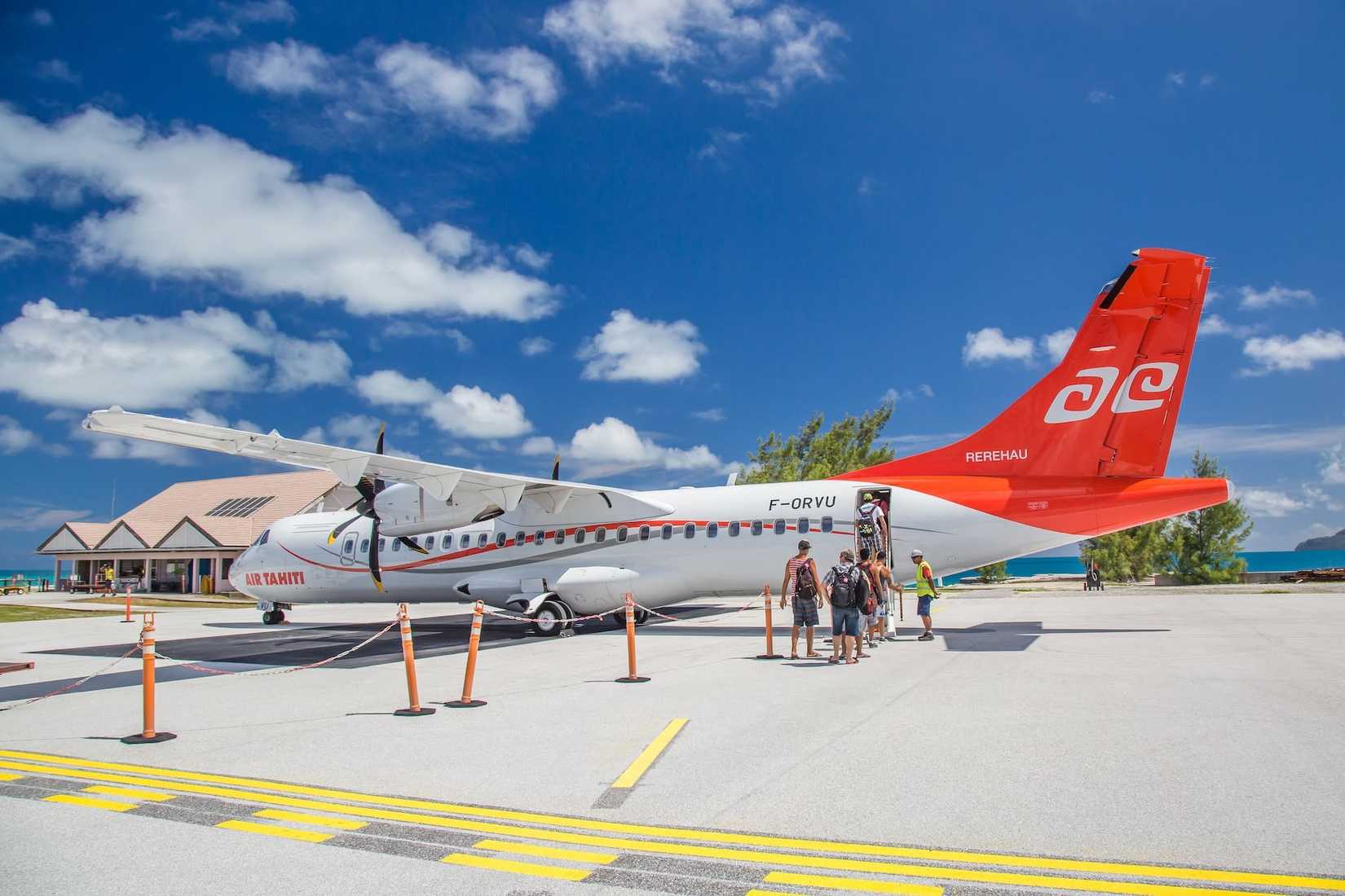 Air Tahiti ATR 72-600 boarding passengers