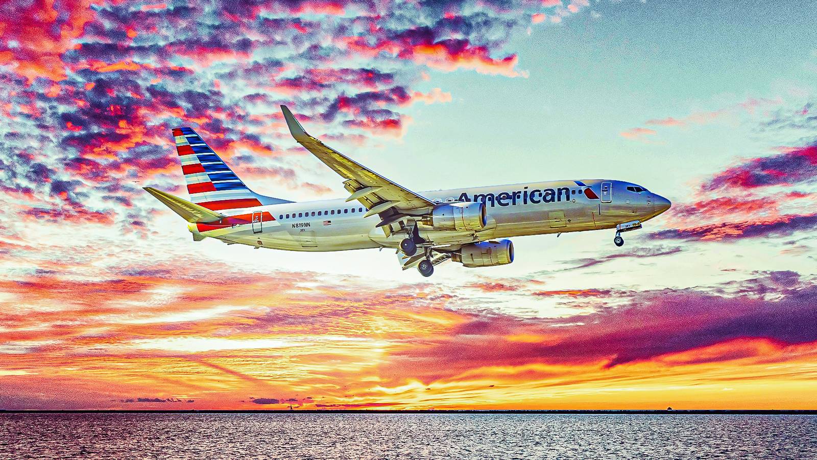 Boeing 737 da American Airlines faz pouso de emergência após vazamento