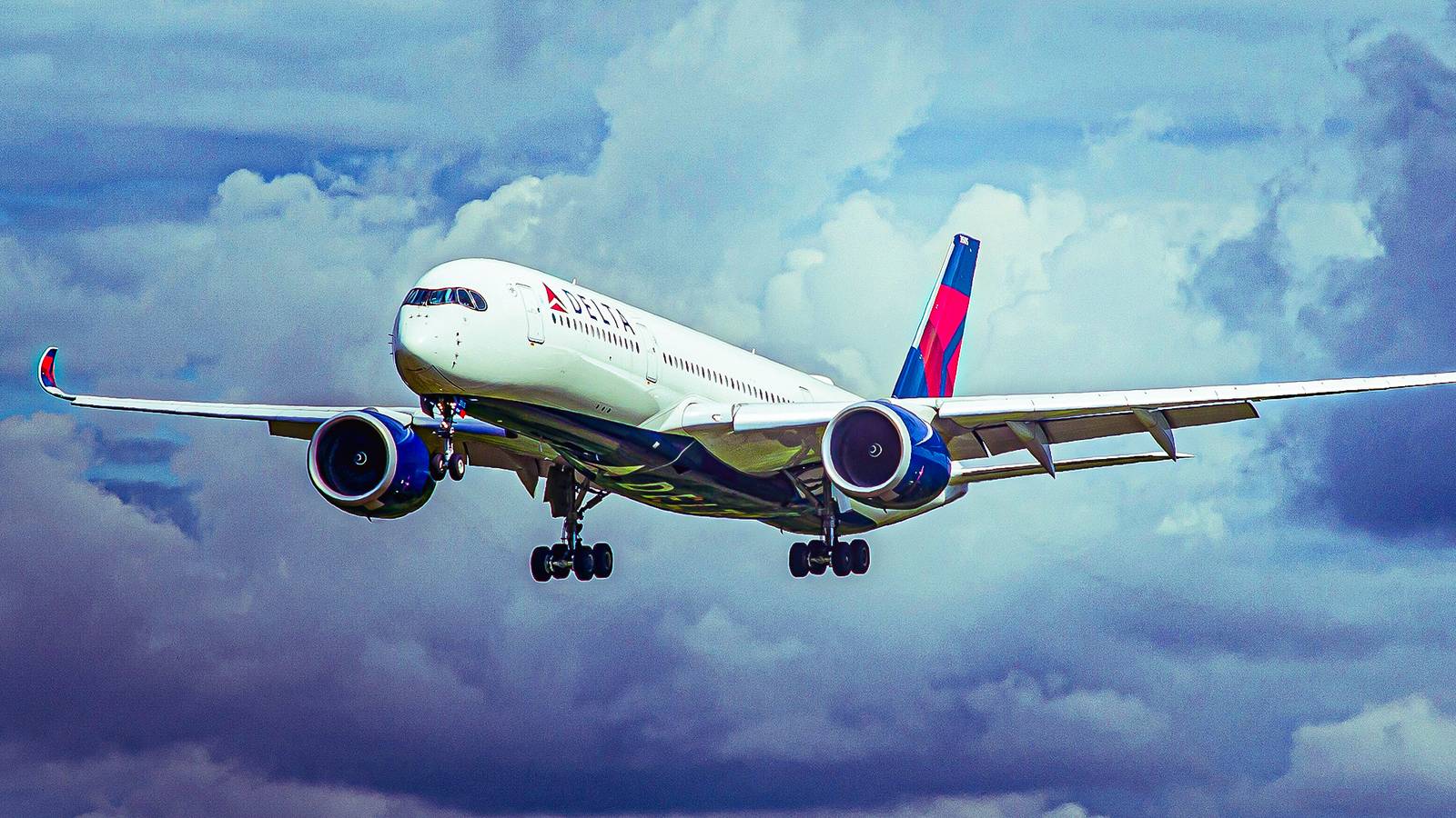Voo da Delta para Riade sofre ameaça após explosão em aeroporto