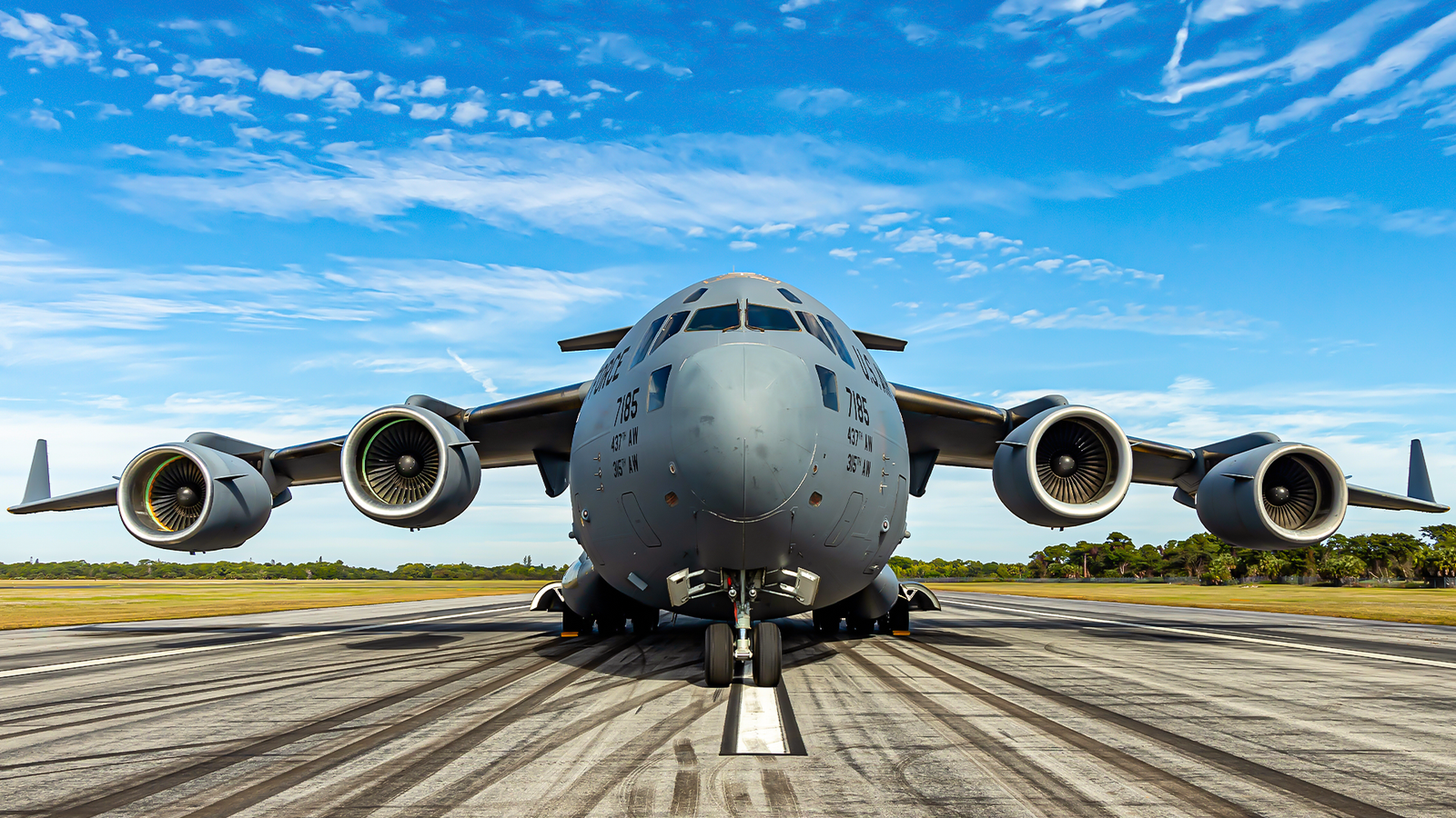 Quantas pessoas o Boeing C-17 Globemaster III consegue transportar?