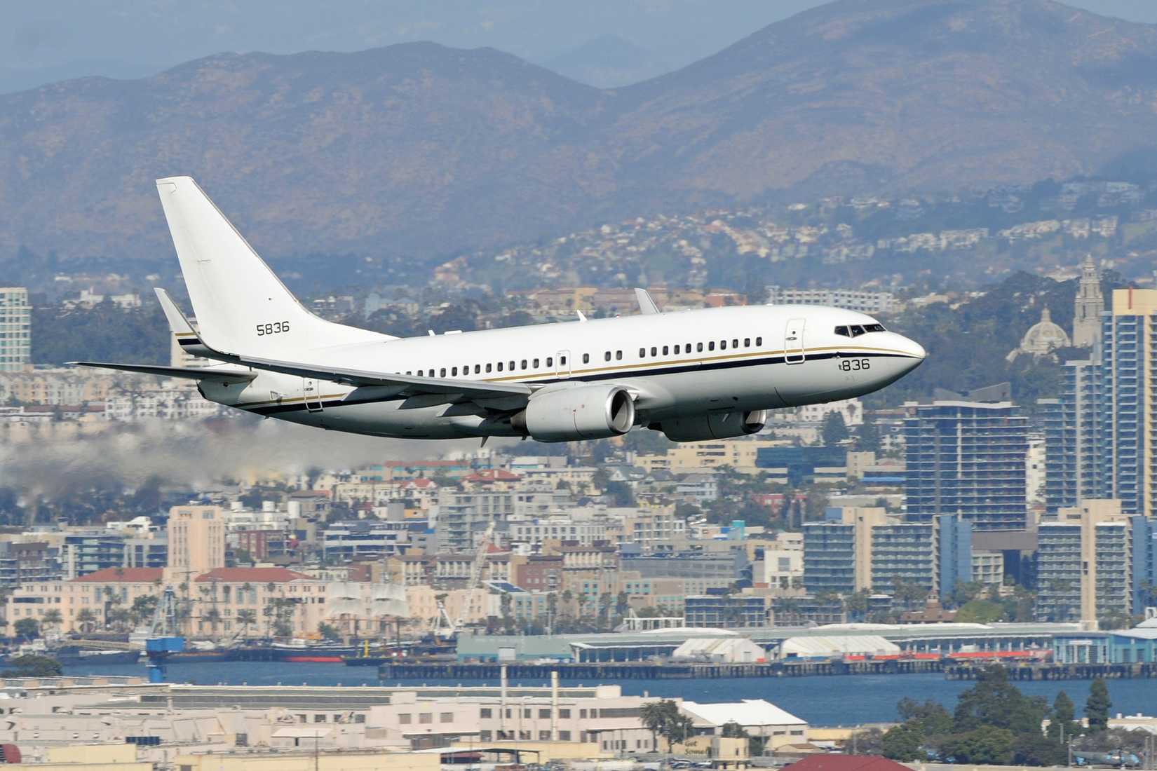 A C-40A in flight of the Conquistadors of VR-57.